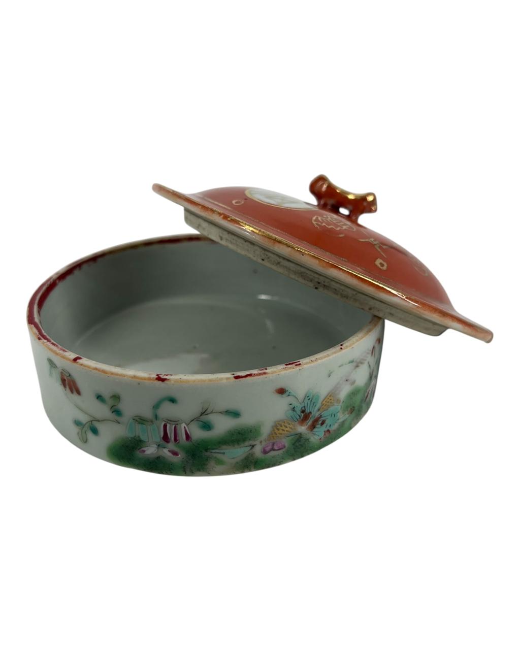 Caixa Oriental em Porcelana Pintada a mão