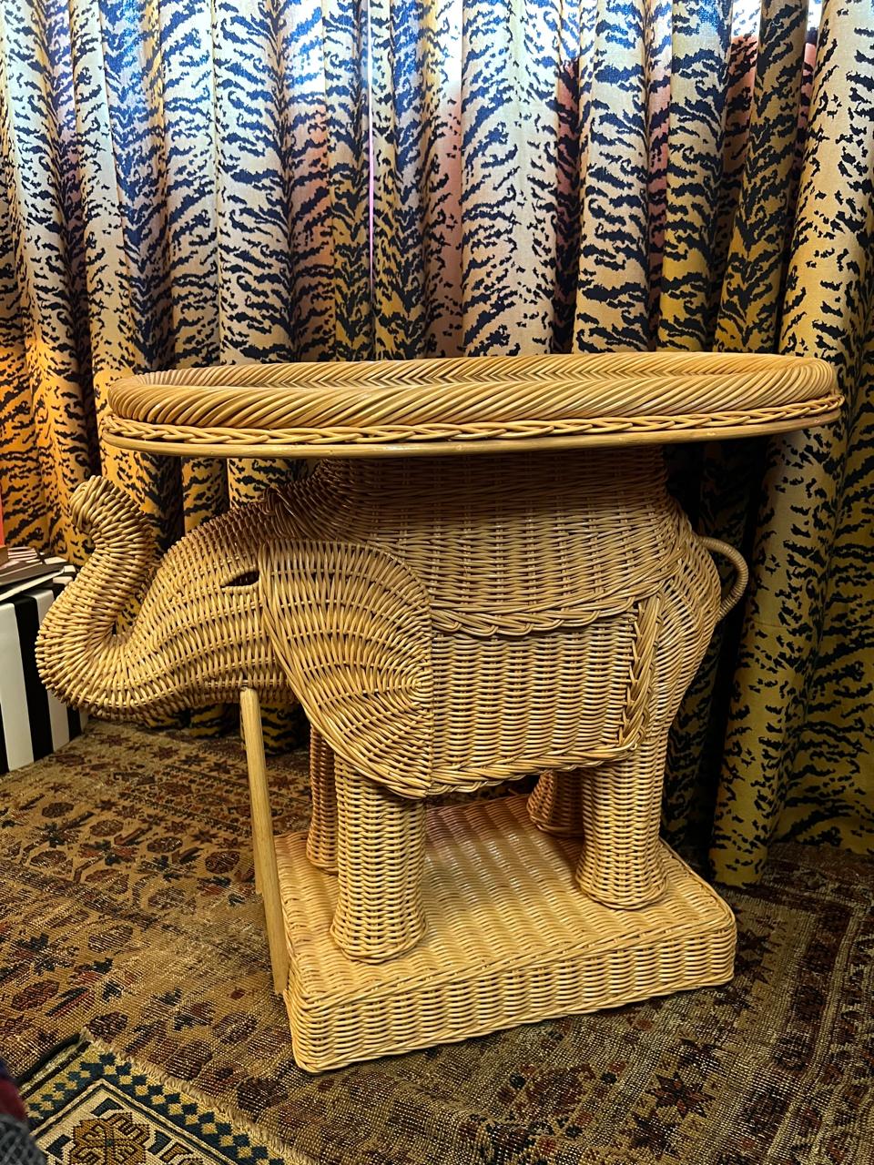 Mesa Elefante Com Tampo De Vidro
