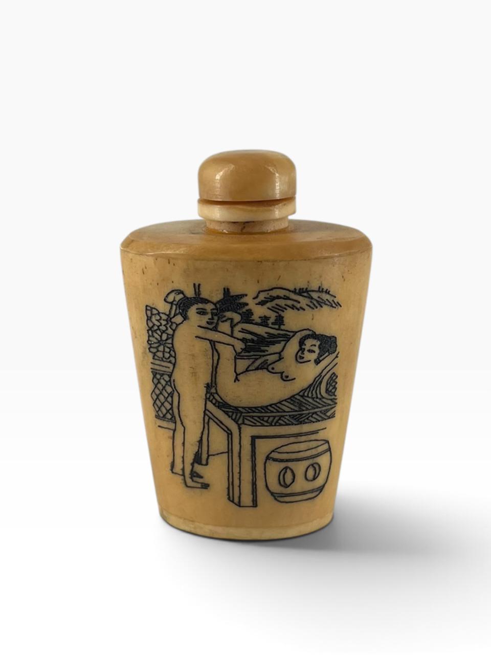 Snuff Bottle Chinesa em Osso e Ebano III