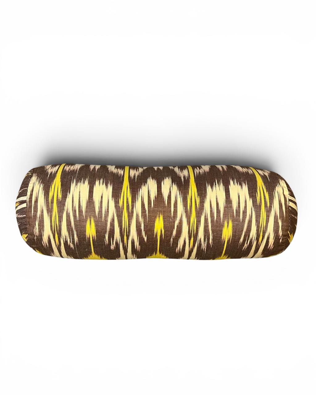 Almofada Rolo Ikat Marrom e Amarelo 40x15
