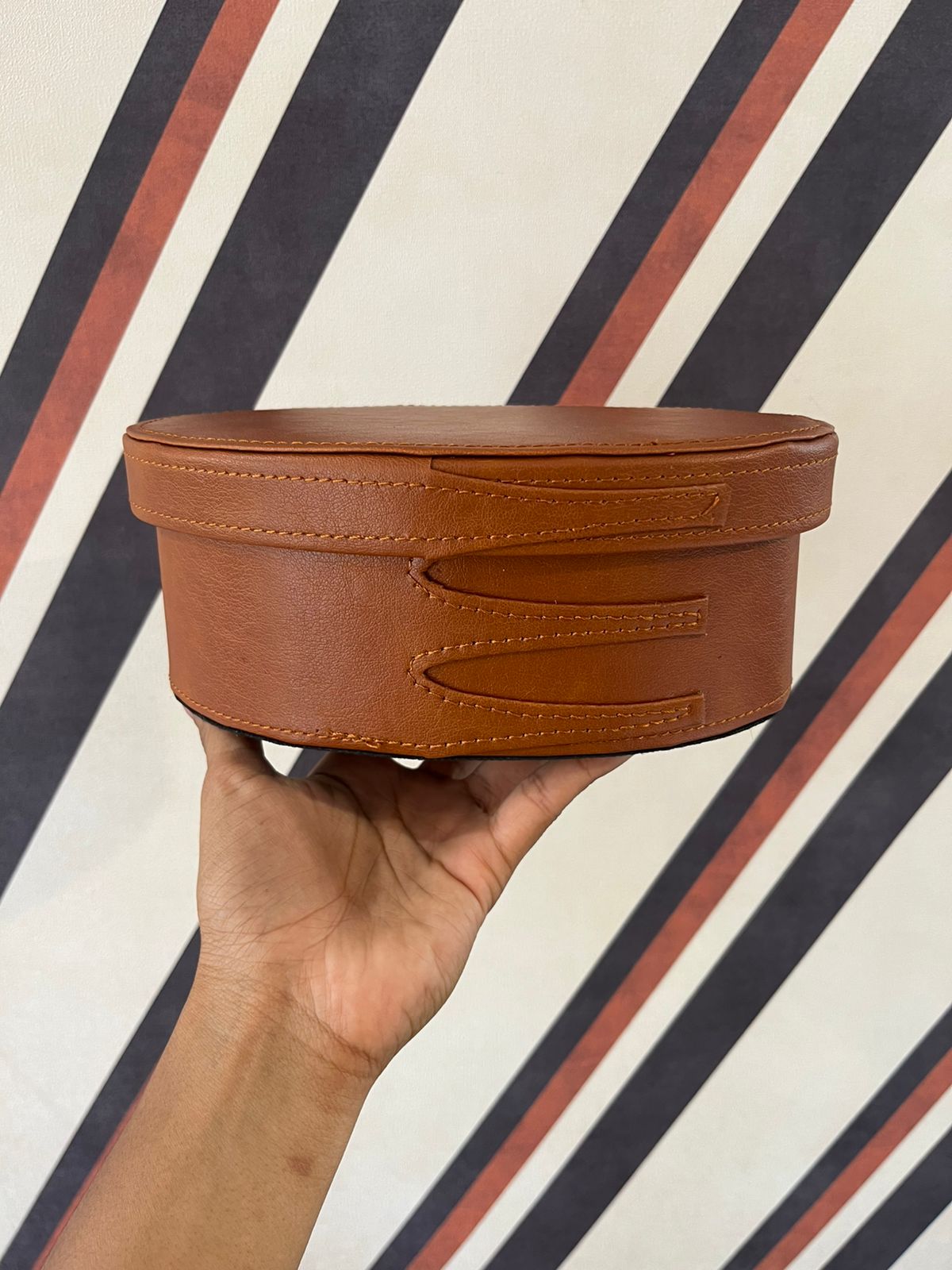 Caixa Decorativa em Couro Oval P