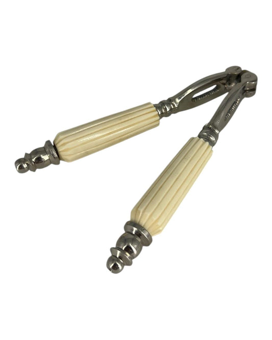 Cortador De Nozes Em Metal Cabo Em Osso