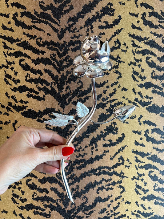 Rosa em Metal Prateado