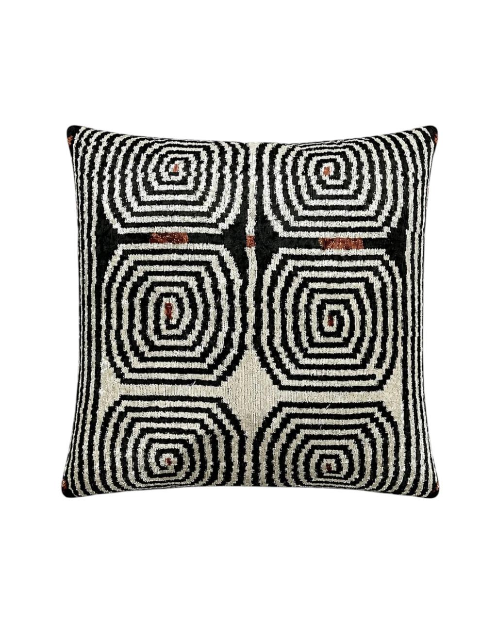 Almofada Ikat Veludo de Seda Espiral 60x60