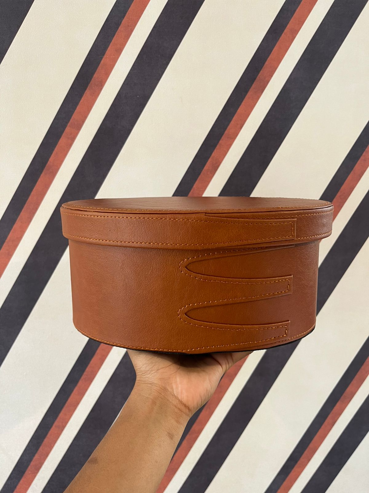 Caixa Decorativa em Couro Oval M