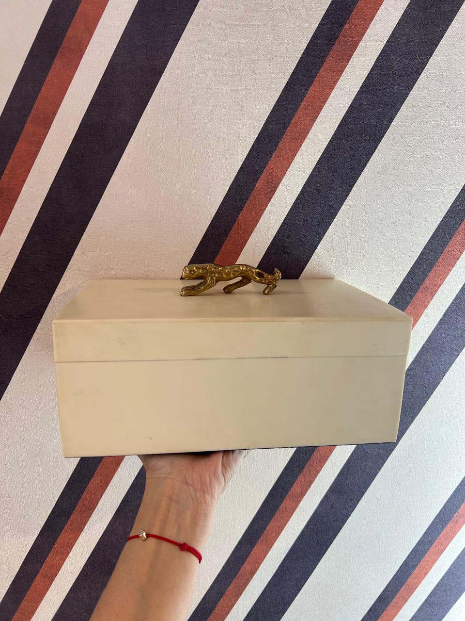 Caixa Leopardo de Madeira e Resina