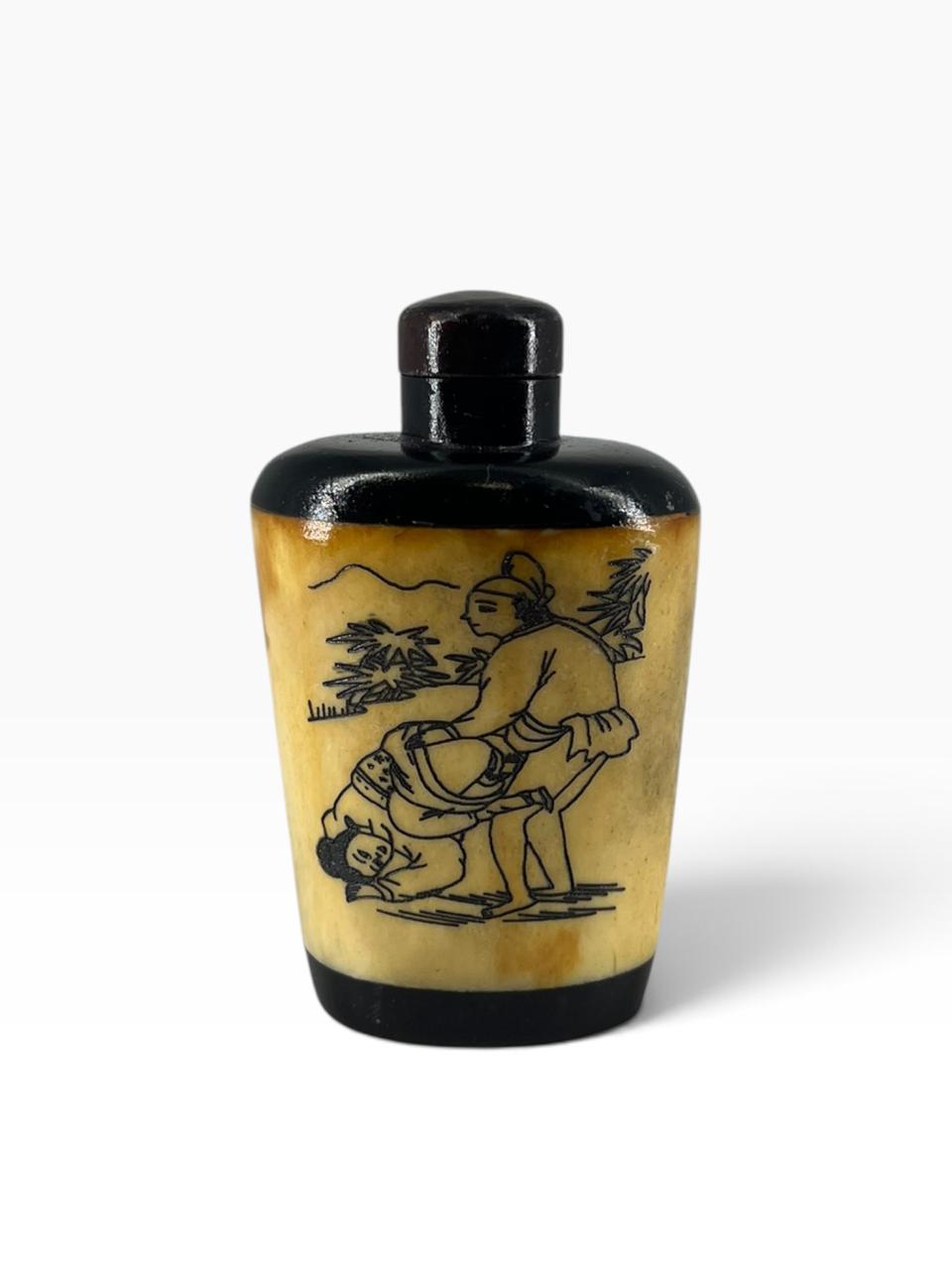 Snuff Bottle Chinesa em Osso e Ebano II