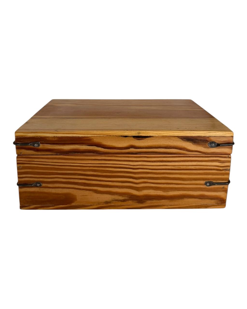 Caixa em Pinho de Riga