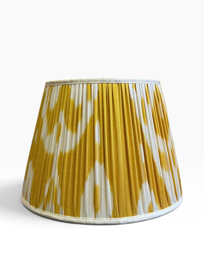 Cúpula Ikat Plissada Seda Amarela 32x23x22