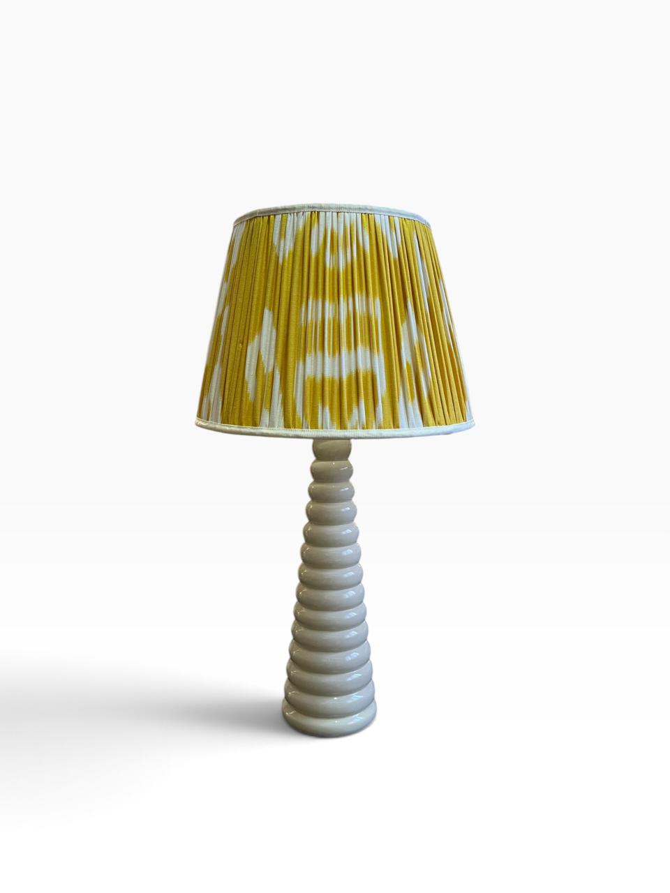Cúpula Ikat Plissada Seda Amarela 32x23x22