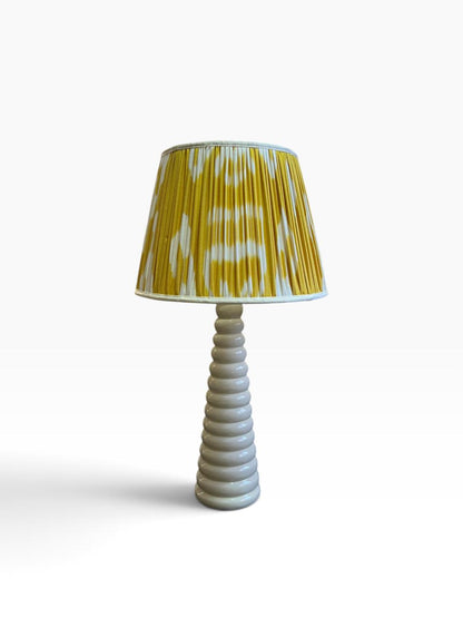 Cúpula Ikat Plissada Seda Amarela 32x23x22