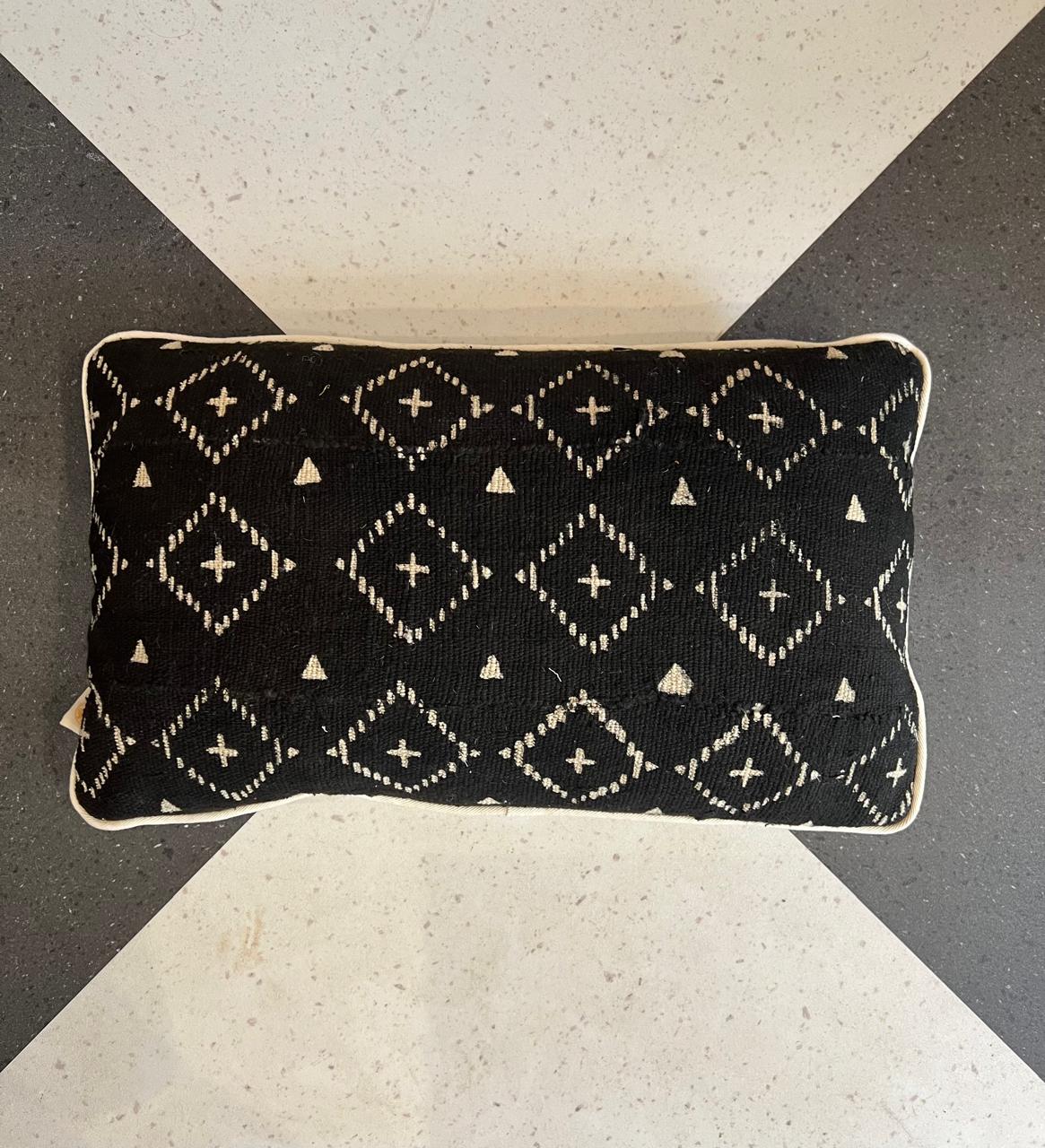 Almofada Bogolan Preto Baguete 50x30