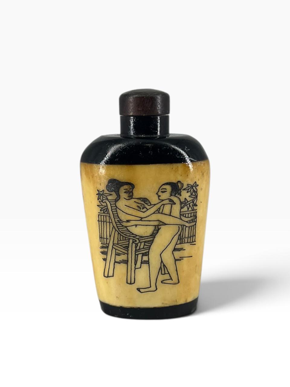 Snuff Bottle Chinesa em Osso e Ebano